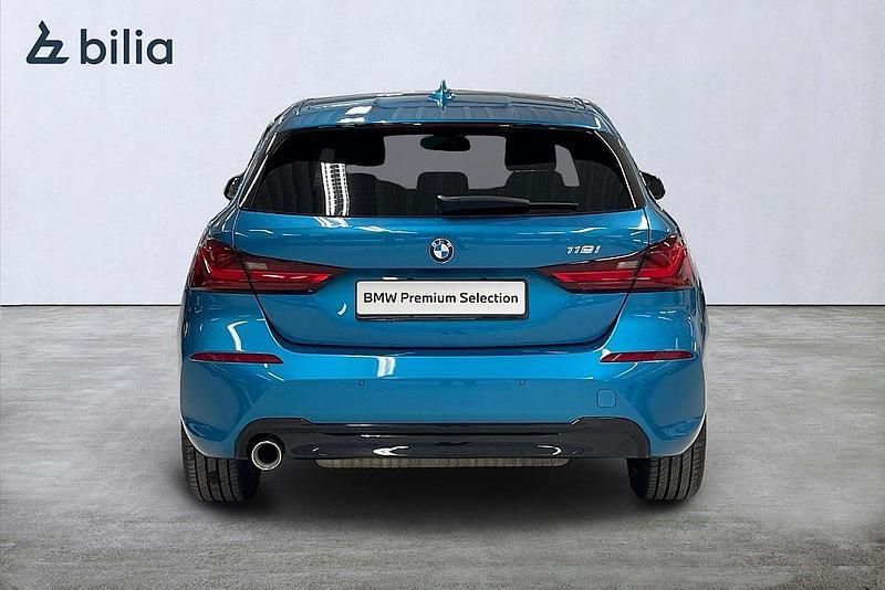 Begagnad BMW 118 Sport Line 136 HK (100 kW) 2022 Blå Halvkombi
