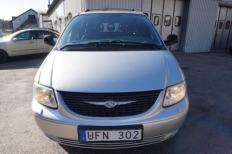 Ljusgrå Begagnad 2003 Chrysler Grand Voyager Minibuss | 24 900 kr (Marknadspris) - Bild 1/4