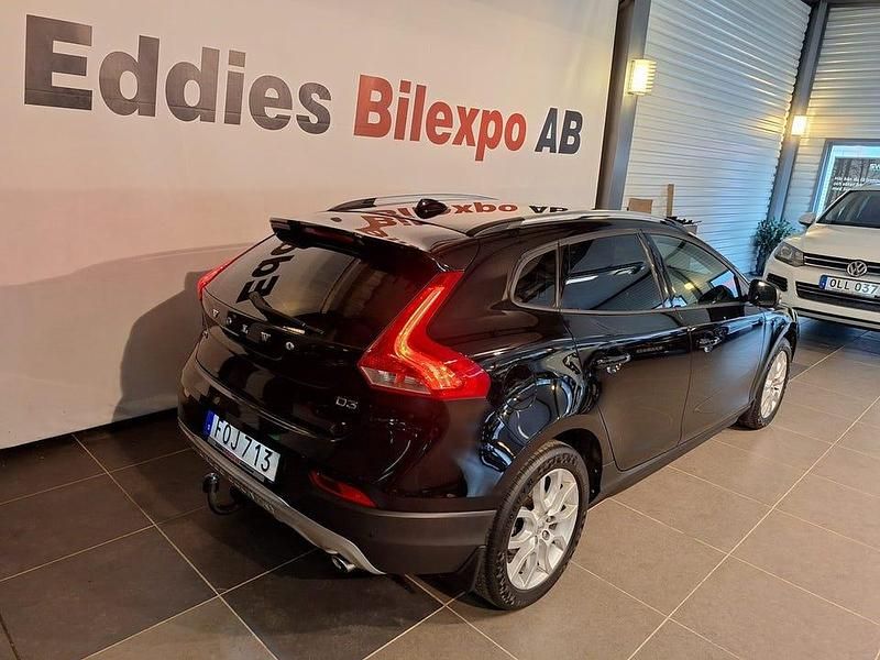 Begagnad Volvo V40 CC Momentum 150 HK (110 kW) 2017 Onyx svart metallic Kombi