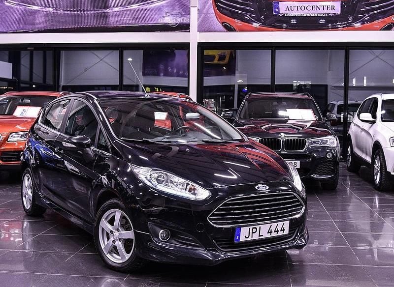 Begagnad Ford Fiesta Titanium 101 HK (74 kW) 2016 Svart Halvkombi