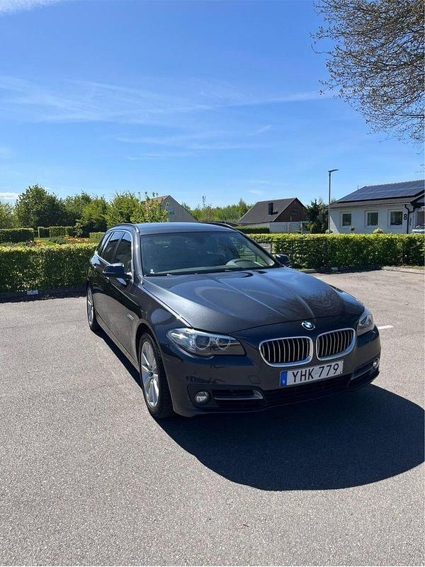 Grå Begagnad 2017 BMW 520 Kombi | 175 000 kr (Superpris) - Bild 1/4
