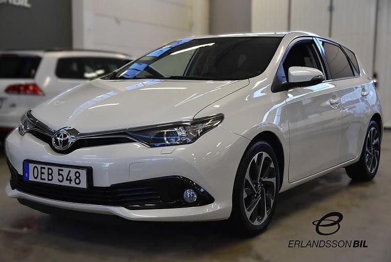 Begagnad Toyota Auris Active 116 HK (85 kW) 2016 Vit Halvkombi