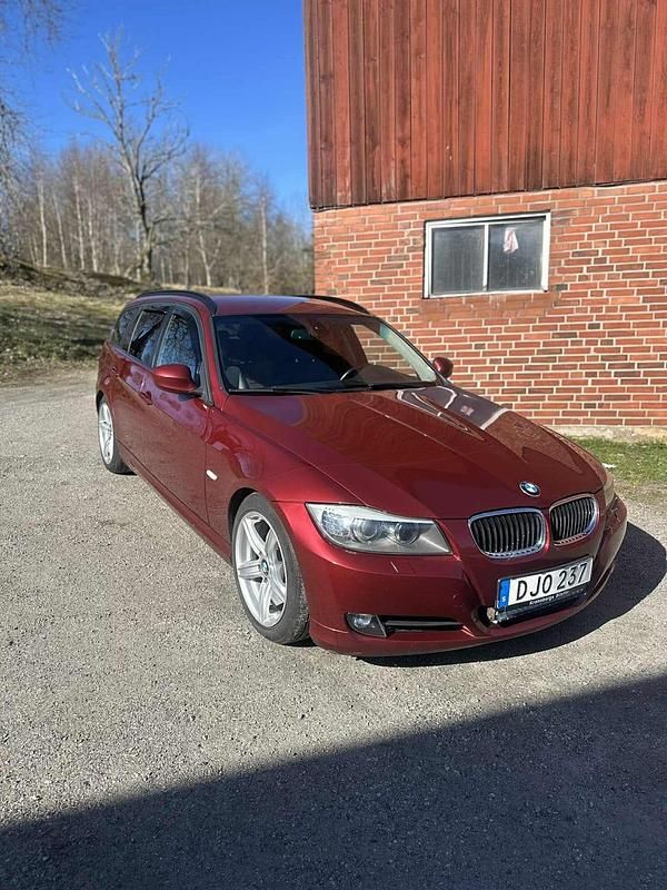 Begagnad 2011 BMW 318 Kombi | 54 000 kr (Marknadspris) - Bild 1/4