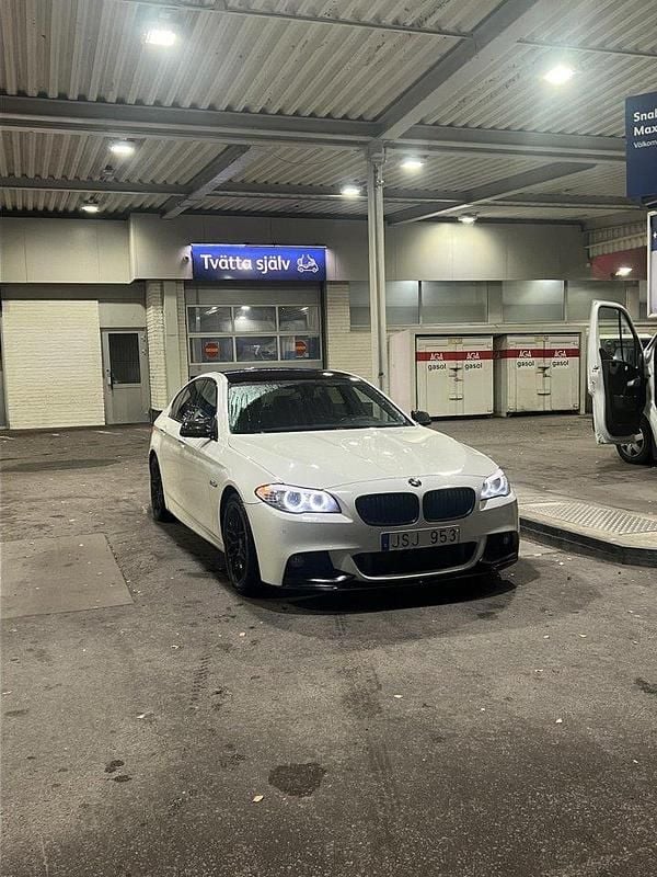 Vit Begagnad 2011 BMW 520 M Sport Sedan | 100 000 kr (Marknadspris) - Bild 1/4