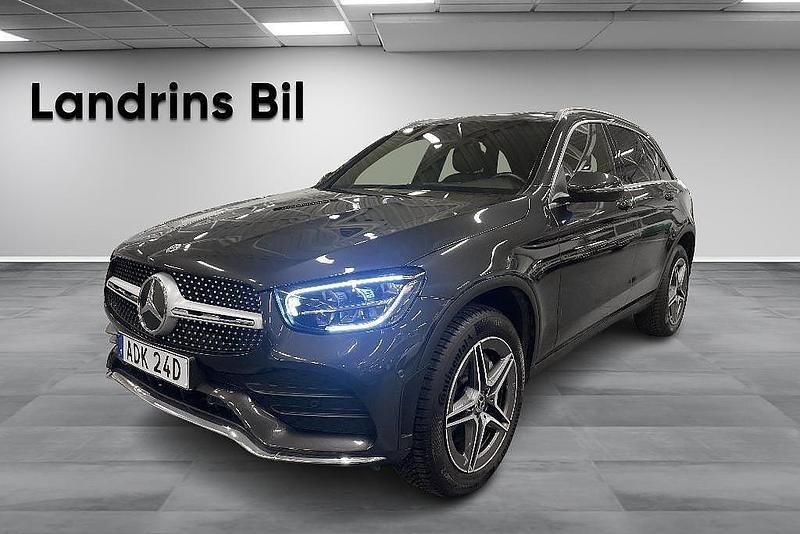 Grå Begagnad 2022 Mercedes GLC300e AMG line SUV | 449 000 kr (Marknadspris) - Bild 1/4