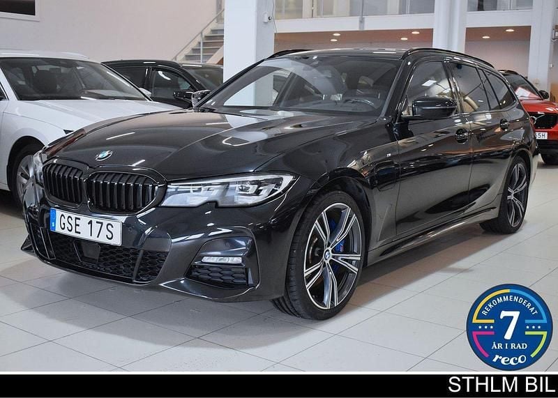Svart (blacksapphire metallic) Begagnad 2021 BMW 330e M Sport Kombi | 359 000 kr (Marknadspris) - Bild 1/4