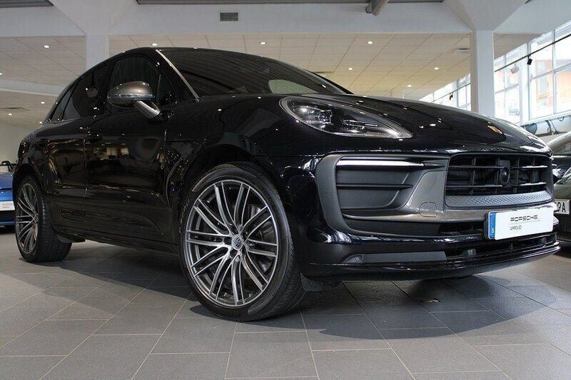 Svart (jet black metallic) Begagnad 2023 Porsche Macan SUV | 745 000 kr (Marknadspris) - Bild 1/4