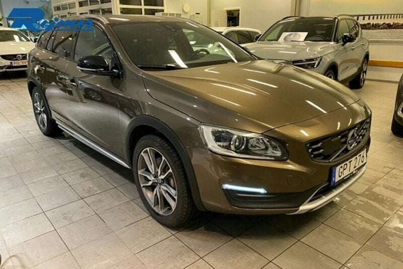 Begagnad Volvo V60 CC Business Edition 150 HK (110 kW) 2016 Brun Kombi