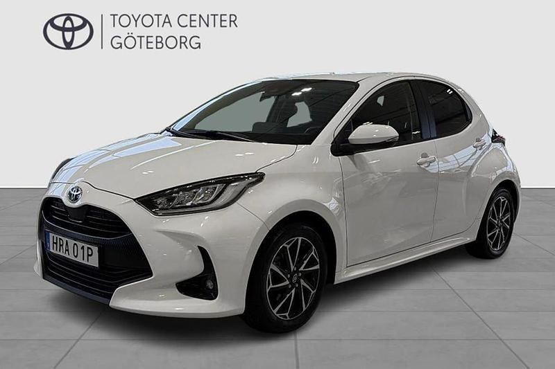 Vit Begagnad 2022 Toyota Yaris Hybrid Active Halvkombi | 219 900 kr (Marknadspris) - Bild 1/3