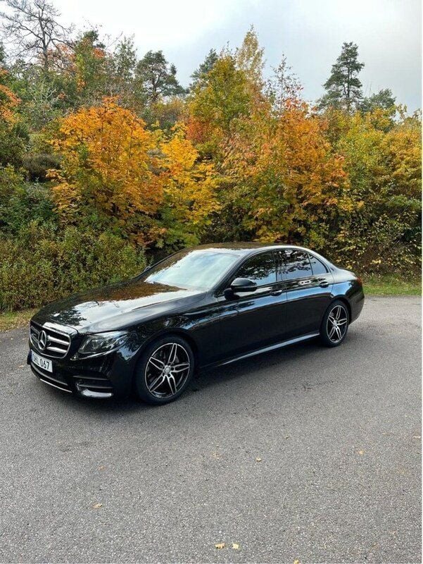 Svart Begagnad 2017 Mercedes E220 AMG line Sedan | 279 000 kr (Dyr) - Bild 1/4