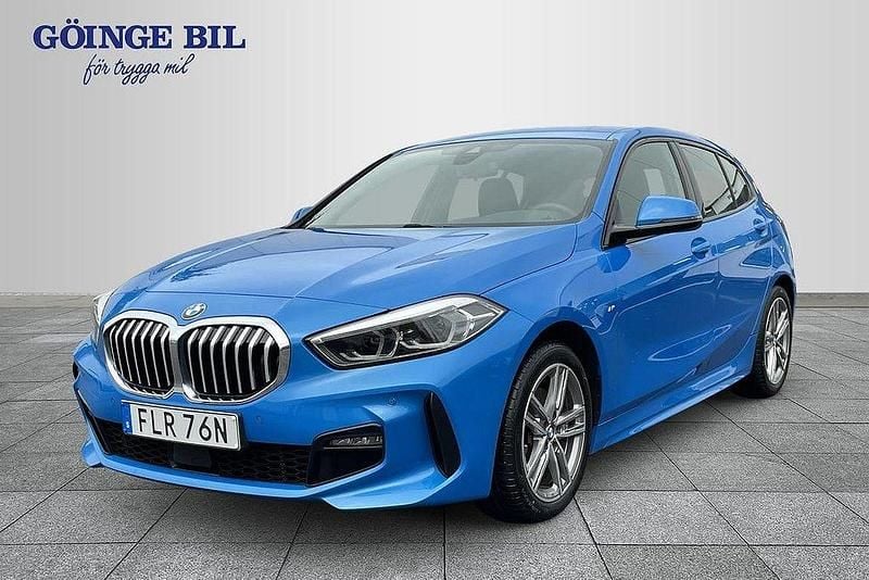 Blå Begagnad 2021 BMW 118 M Sport Halvkombi | 289 000 kr (Dyr) - Bild 1/3