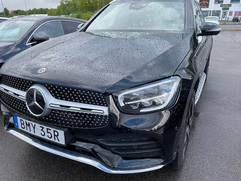 Svart Begagnad 2021 Mercedes GLC300 | 399 000 kr - Bild 1/2
