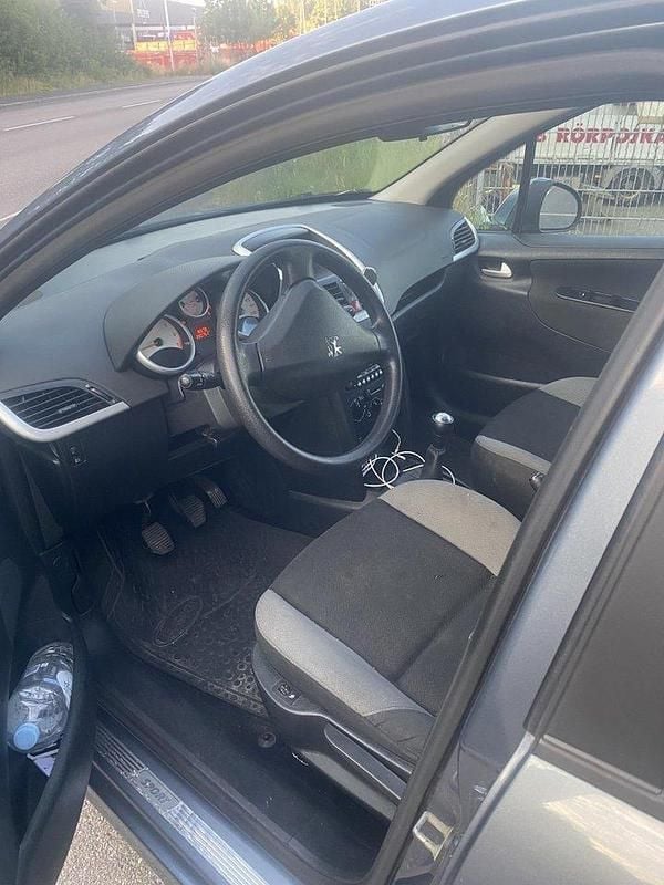 Grå Begagnad 2007 Peugeot 207 Halvkombi | 10 000 kr (Bra pris) - Bild 1/4