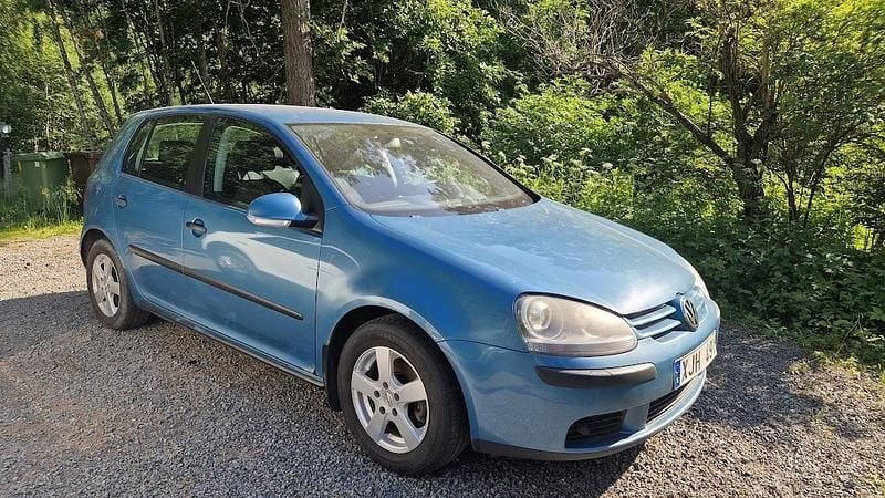 Blå Begagnad 2006 VW Golf V Trendline Halvkombi | 26 000 kr (Lite dyr) - Bild 1/4