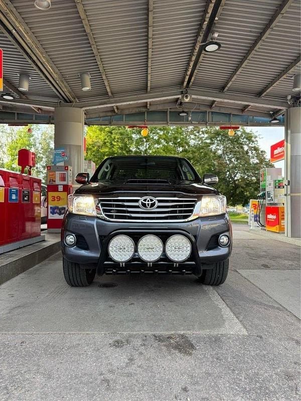 Grå Begagnad 2014 Toyota HiLux Pickup | 199 500 kr (Marknadspris) - Bild 1/4