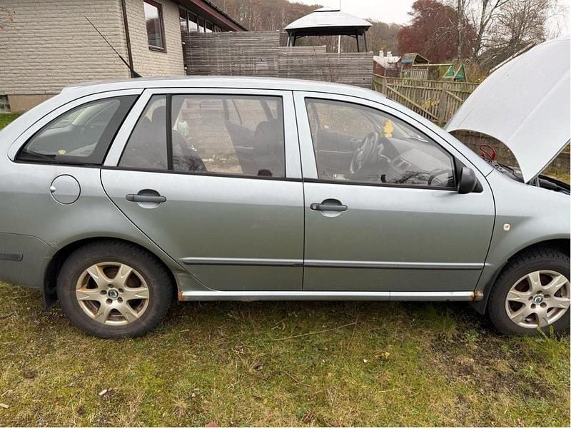 Grå Begagnad 2006 Skoda Fabia Kombi | 5 000 kr (Bra pris) - Bild 1/3