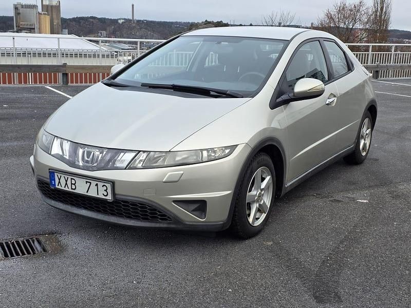 Begagnad 2007 Honda Civic Halvkombi | 37 000 kr (Marknadspris) - Bild 1/4