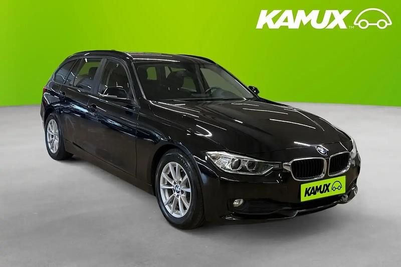 Svart Begagnad 2013 BMW 320 Kombi | 119 800 kr (Marknadspris) - Bild 1/4