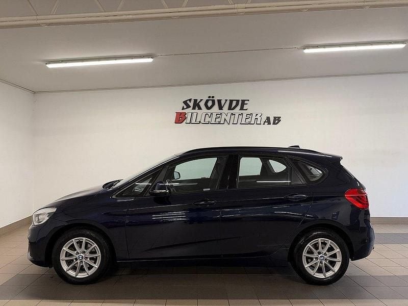 Blå (blåmetallic) Begagnad 2016 BMW 218 Active Tourer Advantage Minibuss | 114 500 kr (Marknadspris) - Bild 1/4