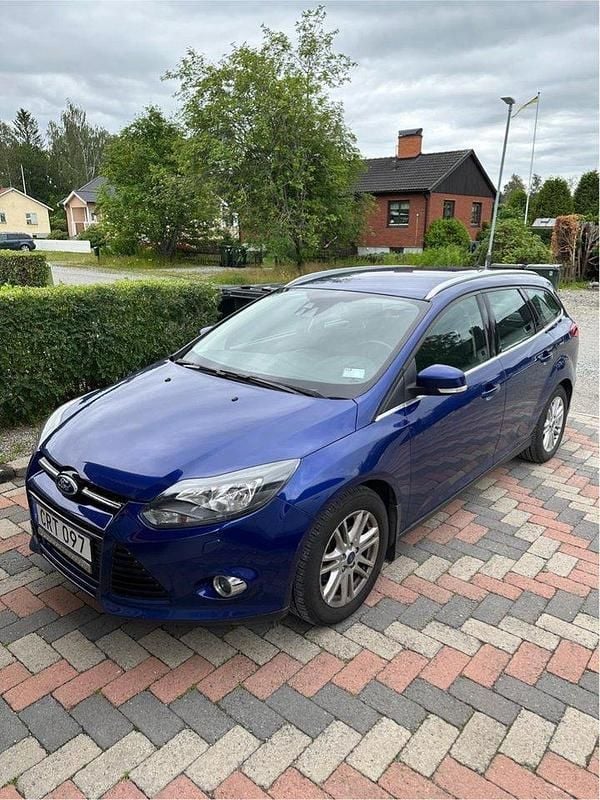 Blå Begagnad 2014 Ford Focus Titanium Kombi | 59 900 kr (Bra pris) - Bild 1/4