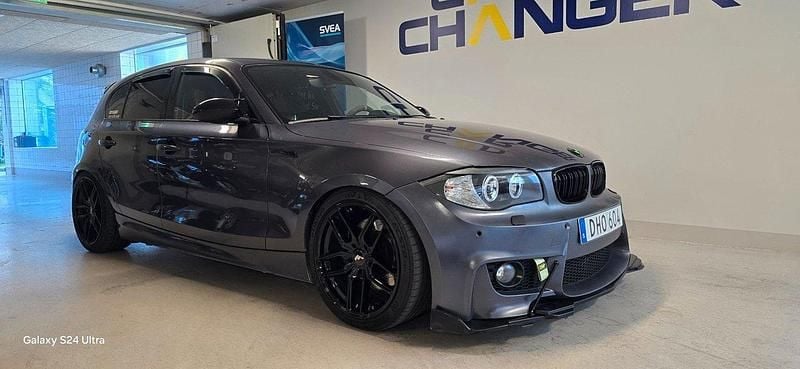 Mörkgrå (grå) Begagnad 2008 BMW 123 M Sport Halvkombi | 99 900 kr - Bild 1/4