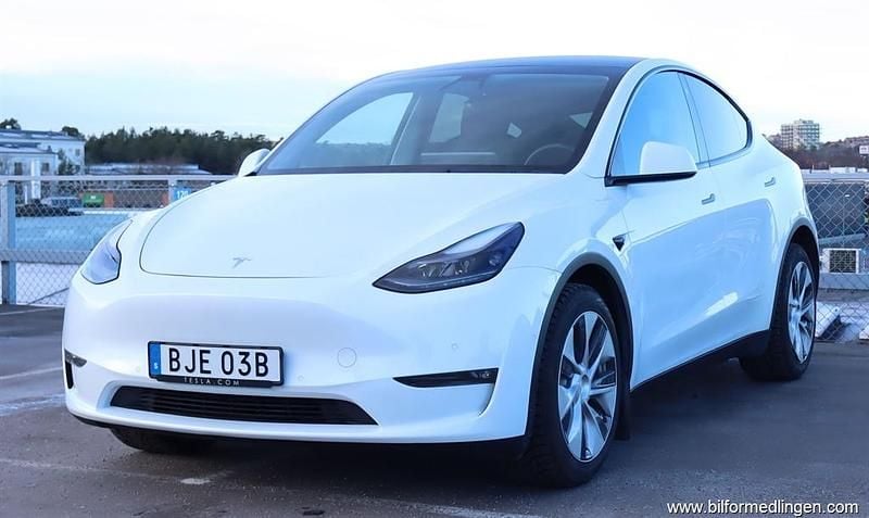 Vit samma som bilen Begagnad 2021 Tesla Model Y Long Range AWD SUV | 399 500 kr (Marknadspris) - Bild 1/4