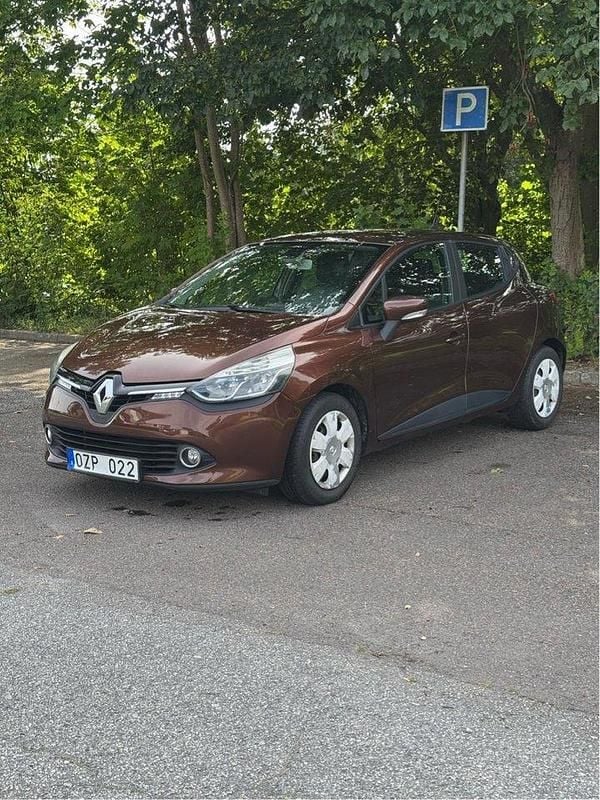 Brun Begagnad 2013 Renault Clio IV Halvkombi | 75 000 kr (Marknadspris) - Bild 1/4