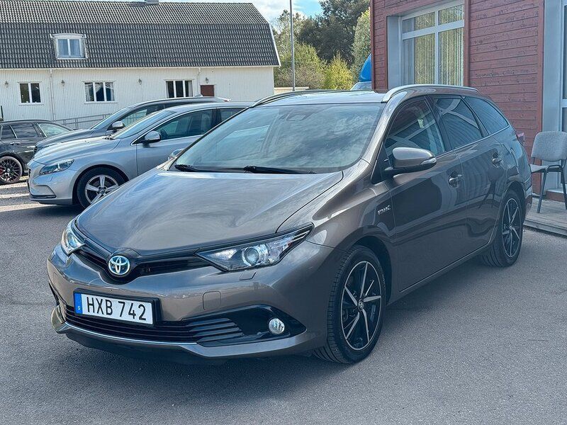 Mörkgrå Begagnad 2018 Toyota Auris Touring Sports Comfort Kombi | 186 500 kr (Marknadspris) - Bild 1/4