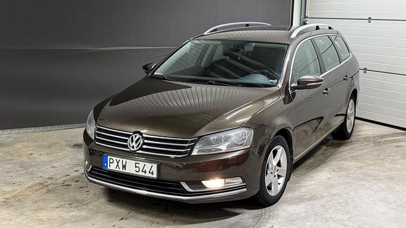 Mörkbrun Begagnad 2011 VW Passat Kombi | 69 800 kr (Marknadspris) - Bild 1/4