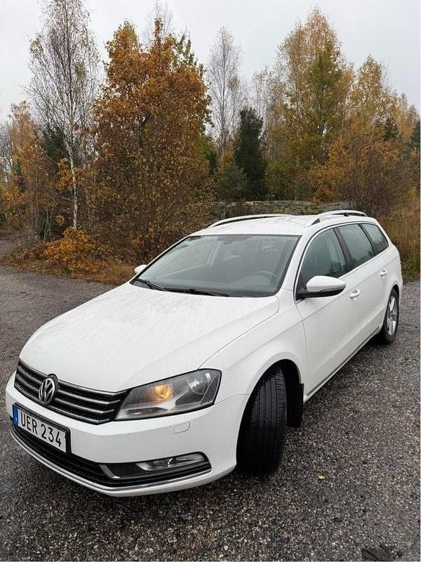 Vit Begagnad 2013 VW Passat Kombi | 79 000 kr (Marknadspris) - Bild 1/4