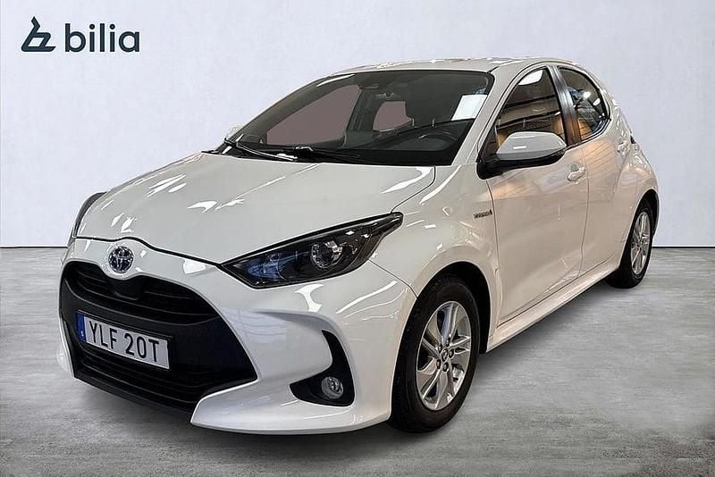 Vit Begagnad 2021 Toyota Yaris Hybrid Active Halvkombi | 159 900 kr (Marknadspris) - Bild 1/3