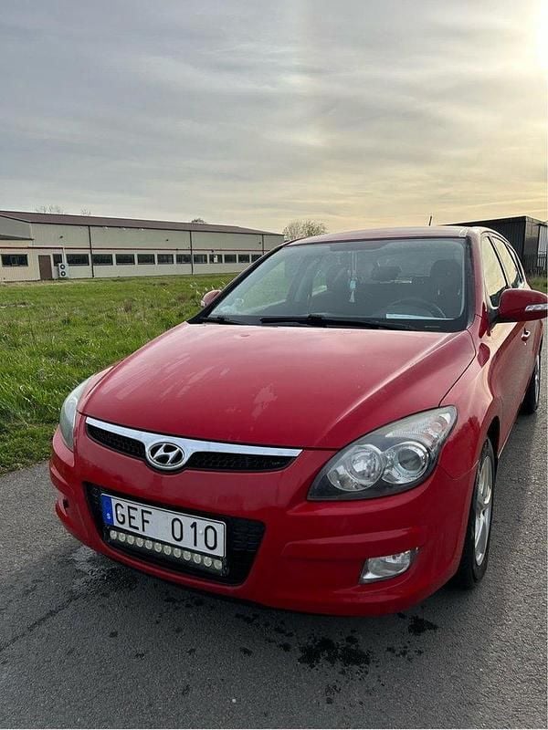 Röd Begagnad 2009 Hyundai i30 Halvkombi | 28 000 kr (Bra pris) - Bild 1/4