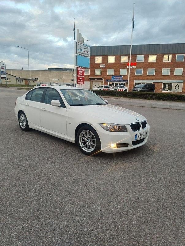 Vit Begagnad 2009 BMW 316 Sedan | 43 900 kr (Marknadspris) - Bild 1/4