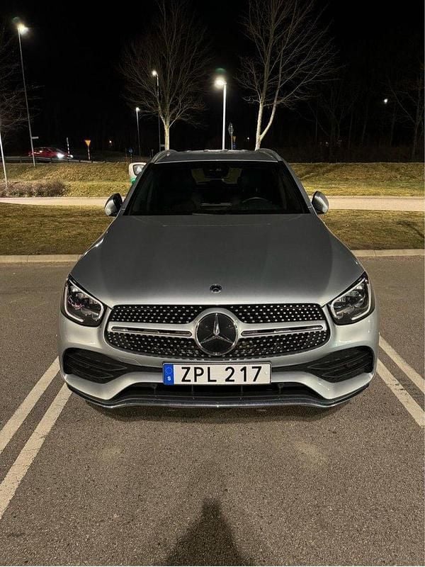 Silver Begagnad 2022 Mercedes GLC300e AMG line SUV | 380 000 kr (Marknadspris) - Bild 1/4