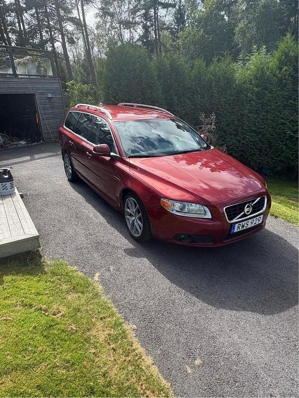 Röd Begagnad 2013 Volvo V70 Summum Kombi | 123 000 kr (Marknadspris) - Bild 1/4