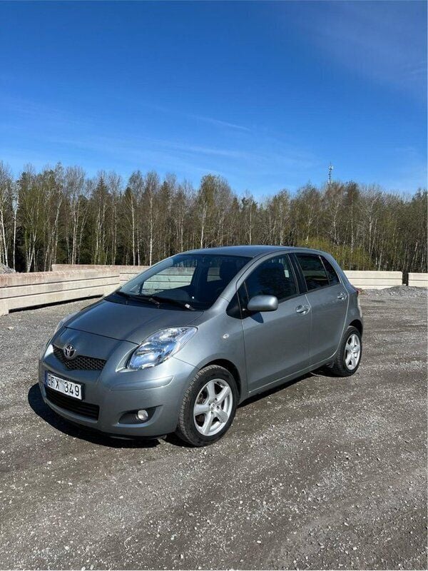 Grå Begagnad 2009 Toyota Yaris Halvkombi | 65 000 kr (Marknadspris) - Bild 1/4