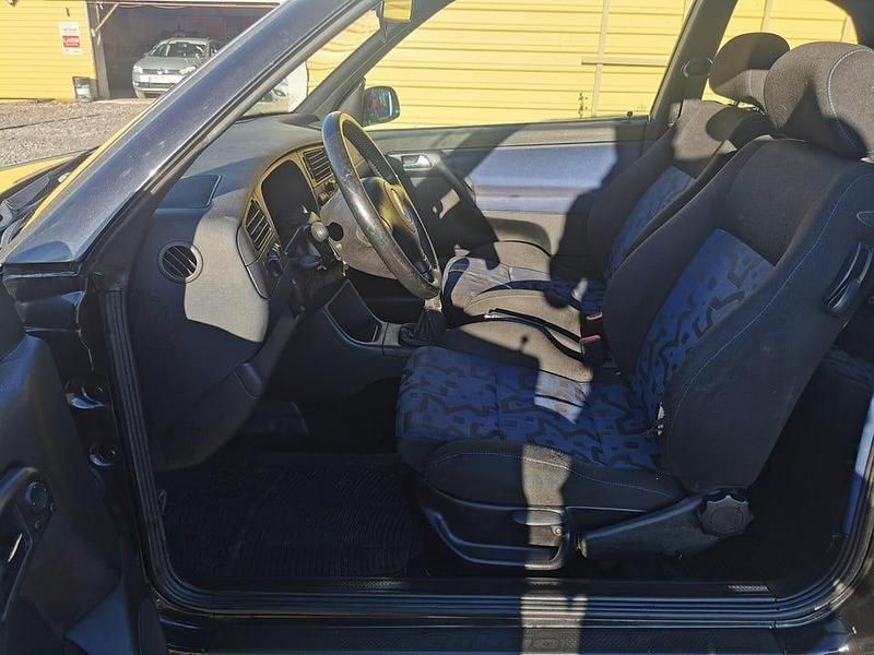 Begagnad VW Golf IV Trendline 101 HK (74 kW) 2000 Svart Cab