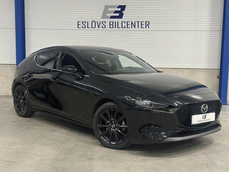 Svart Begagnad 2023 Mazda 3 Halvkombi | 289 990 kr (Marknadspris) - Bild 1/4