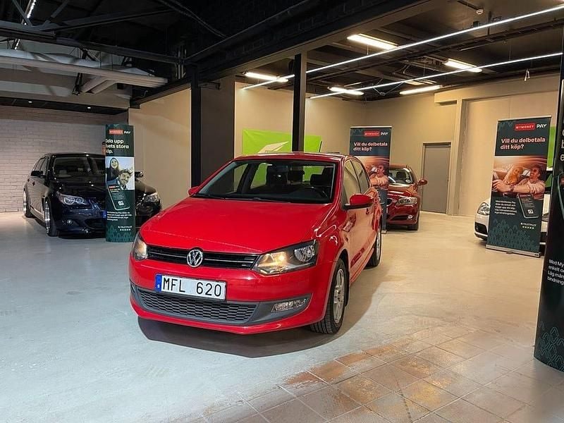Röd Begagnad 2011 VW Polo Halvkombi | 49 900 kr (Marknadspris) - Bild 1/4