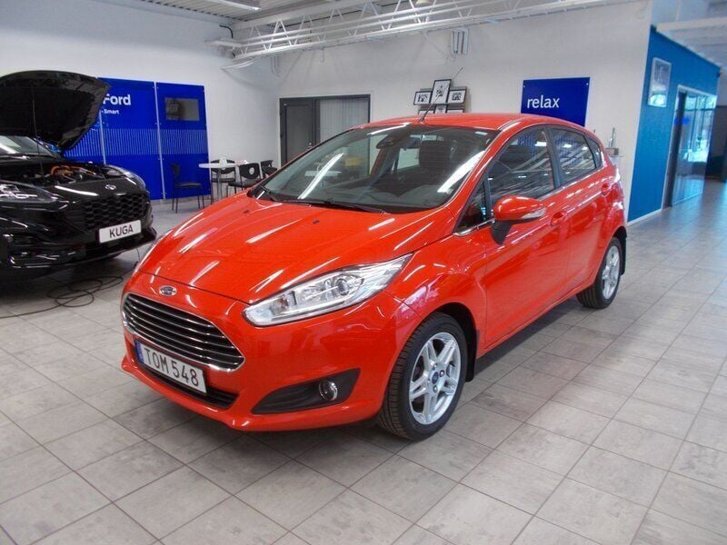 Röd (race red) Begagnad 2014 Ford Fiesta Titanium Halvkombi | 89 400 kr (Lite dyr) - Bild 1/4