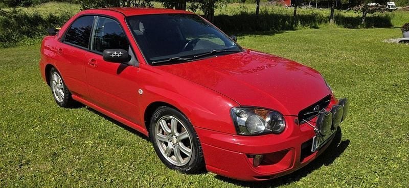 Röd Begagnad 2005 Subaru Impreza Sedan | 20 000 kr (Marknadspris) - Bild 1/4