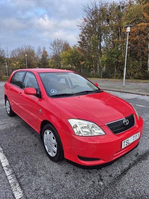 Röd Begagnad 2002 Toyota Corolla Halvkombi | 15 000 kr (Superpris) - Bild 1/4