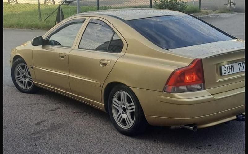 Gul Begagnad 2001 Volvo S60 Sedan | 28 000 kr (Dyr) - Bild 1/4