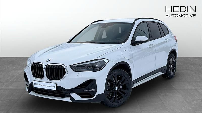 Begagnad 2020 BMW X1 Sport Line SUV | 298 700 kr (Marknadspris) - Bild 1/4