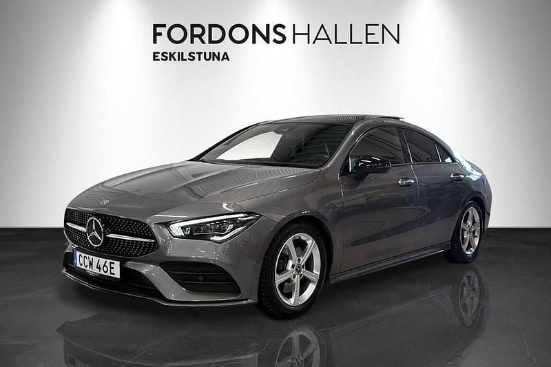 Mörkgrå Begagnad 2022 Mercedes CLA200 AMG | 299 900 kr (Marknadspris) - Bild 1/4