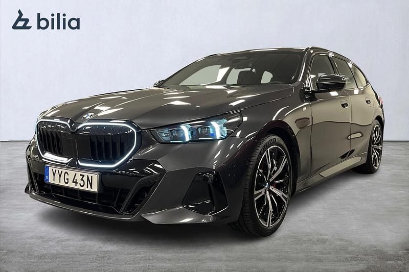 Grå Begagnad 2025 BMW 520 M Sport Kombi | 619 000 kr (Lite dyr) - Bild 1/4