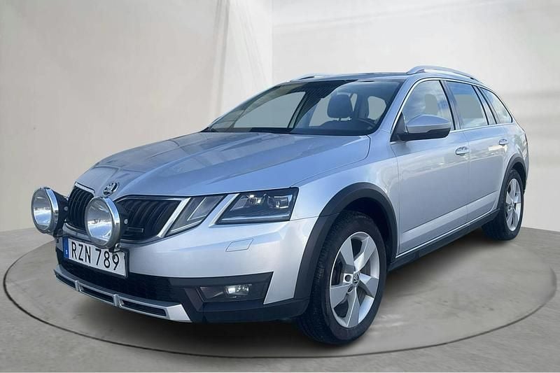 Silver Begagnad 2019 Skoda Octavia Scout Kombi | 98 000 kr (Bra pris) - Bild 1/4