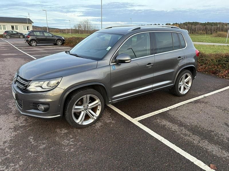 Grå Begagnad 2013 VW Tiguan R-line SUV | 119 500 kr (Bra pris) - Bild 1/4