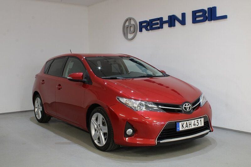 Mörkröd (röd) Begagnad 2014 Toyota Auris Multidrive S Halvkombi | 119 900 kr (Marknadspris) - Bild 1/4