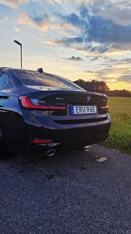 Svart Begagnad 2020 BMW 320 Sport Line Sedan | 299 000 kr (Superpris) - Bild 1/4
